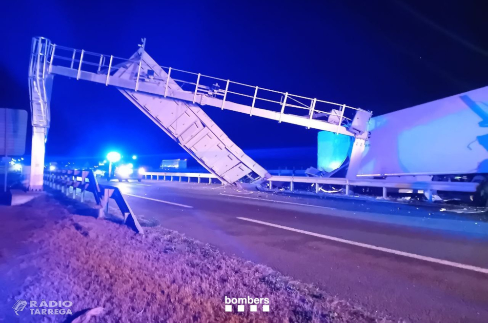 Un camió accidentat a l'A-2 a Vilagrassa obliga a tallar la via en ambdós sentits