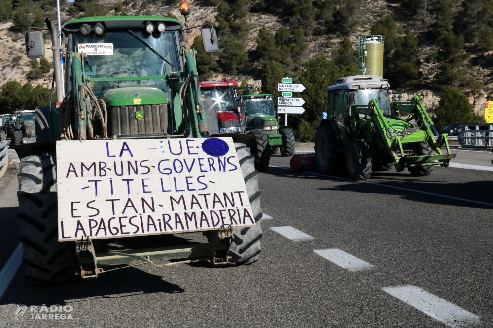 Pagesos tallen la C-14 a l'Urgell i defensen que cal continuar sortint fins que no hi hagin solucions reals