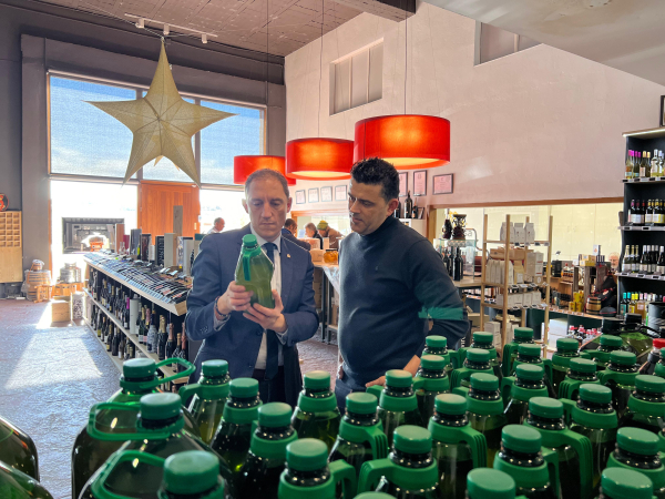 El subdelegat del govern a Lleida, José Crespín visita l'empresa Cellers Carviresa