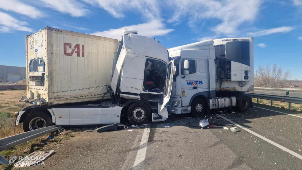 Un accident entre dos camions obliga a tallar l'A-2 al seu pas per Bellpuig