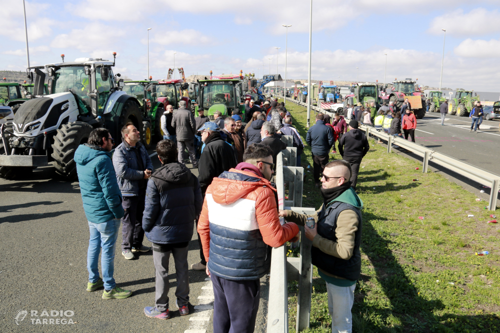 Els pagesos porten més tractors al tall de l'A-2 a Tàrrega per reforçar la protesta