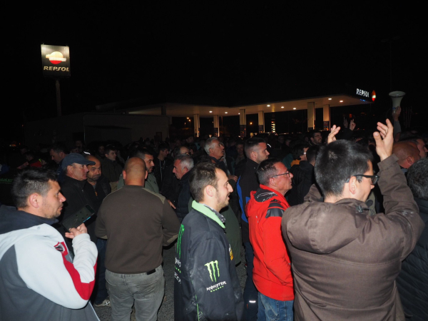 Els pagesos que bloquegen l'A2 a Tàrrega decideixen continuar el tall fins dissabte