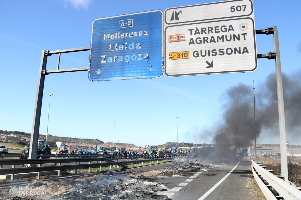 Els pagesos que mantenen el tall a l'A-2 a Tàrrega convoquen una assemblea per decidir com continuen amb la protesta