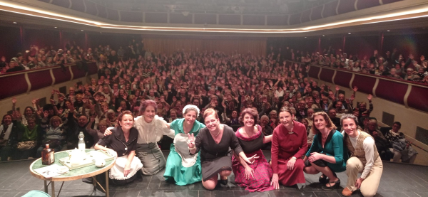 Ple al teatre Ateneu de Tàrrega amb motiu de la campanya 'Cap butaca buida'