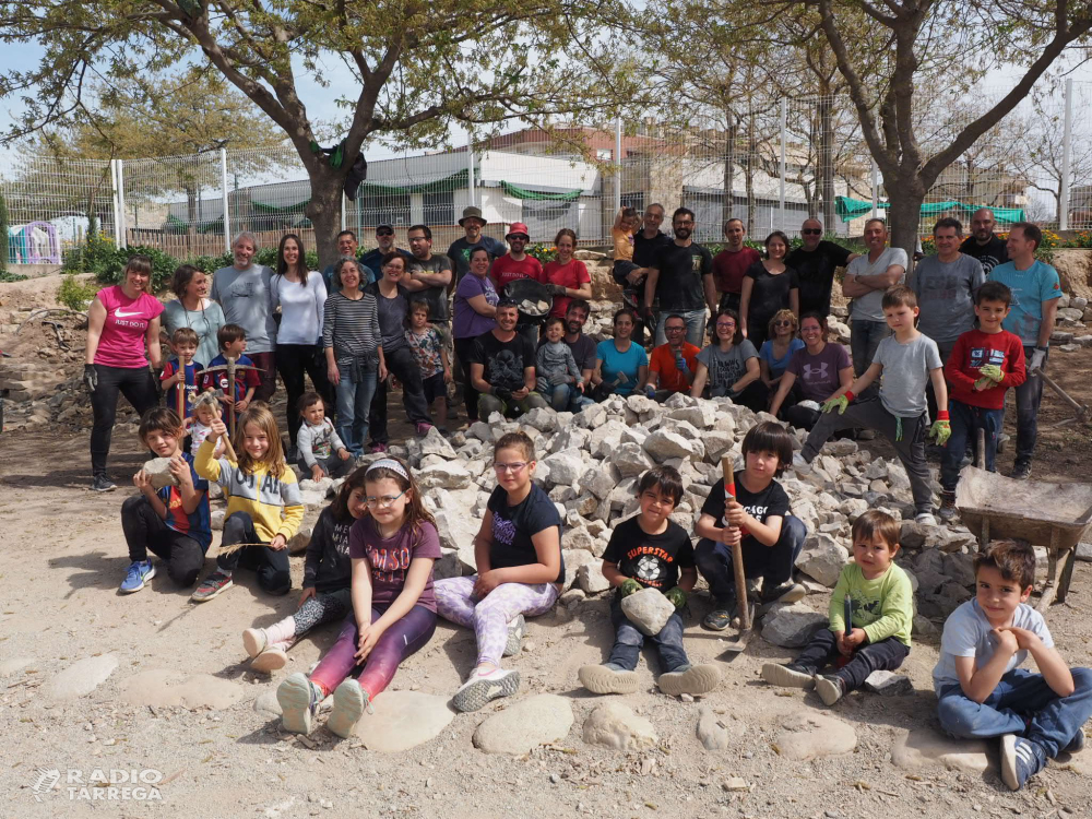 L'AFA del Maria Mercè Marçal construeix un mur de pedra seca al pati de l'escola amb la col·laboració de l'Associació d'Amics de l'Arquitectura Popular