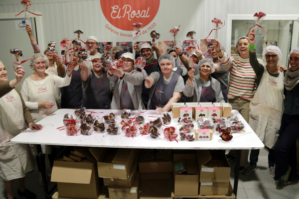 El Rosal de Tàrrega espera vendre 25.000 roses de galeta i xocolata aquest Sant Jordi i presenta nous sabors i formats