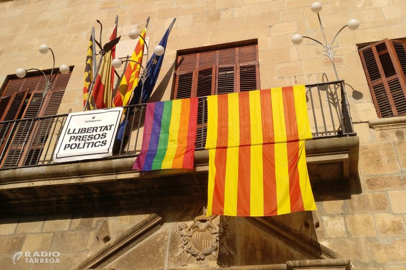 Tàrrega posa la bandera arc iris a la façana de la Casa Consistorial en defensa de la igualtat de drets de les persones LGTBI