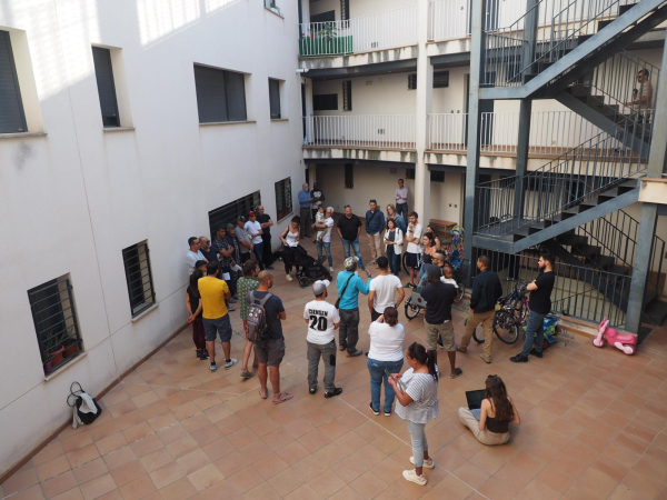 El Grup d'Habitatge de Tàrrega es reuneix amb els veïns del bloc del carrer Claravalls afectats per una interlocutòria judicial que els obliga a abandonar els seus domicilis