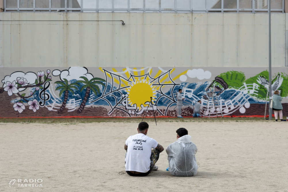 Una vintena d’interns del Centre Penitenciari de Joves de la Roca del Vallès participen al projecte d’art comunitari ‘Traspassant Murs’ dirigit pel targarí Tope Rodríguez