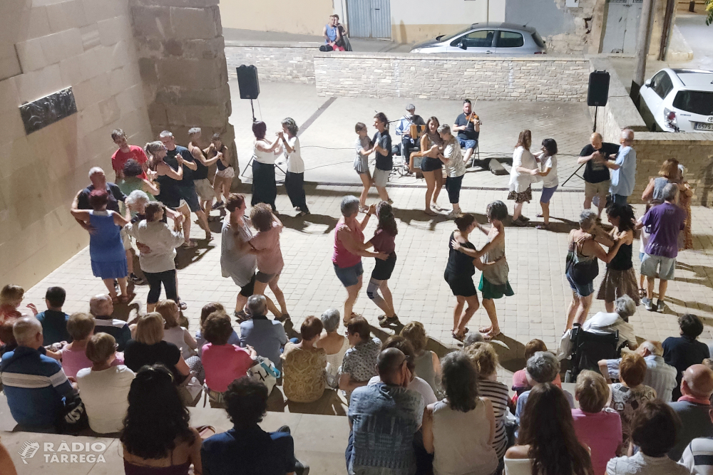 La Sonsoni omplen de festa la plaça dels Comediants de Tàrrega amb melodies i balls del Pirineu