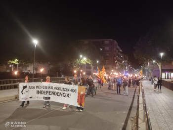 Un centenar de persones participa a la Marxa de torxes a Tàrrega