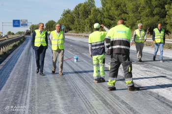 Transports aplica la darrera capa de rodament als dos trams de l’A-2 on treballa actualment