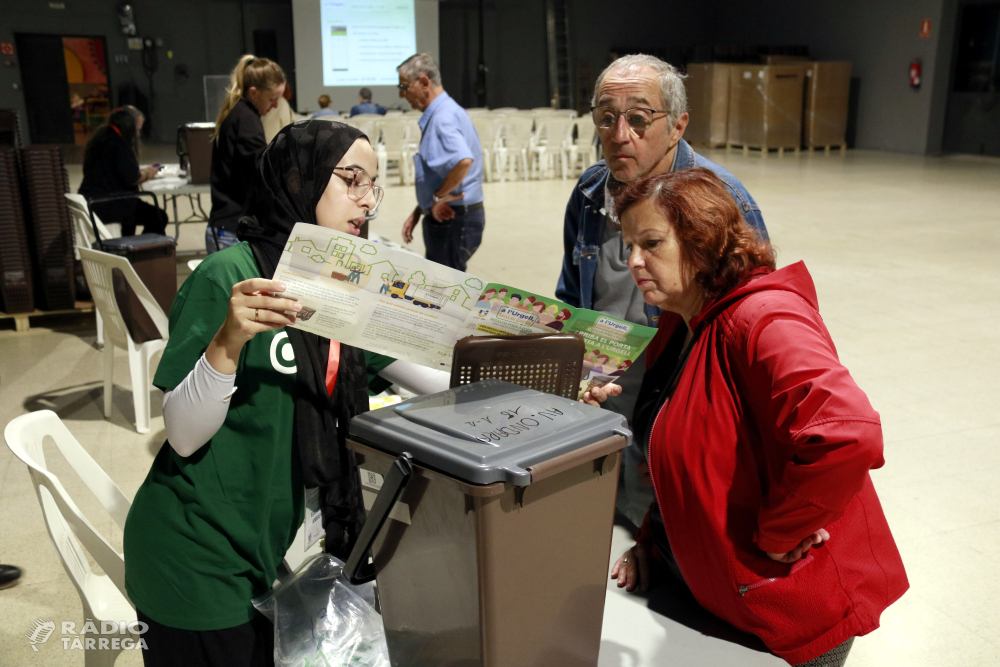 Tàrrega comença a repartir els 8.500 cubells de la recollida porta a porta parcial, que entrarà en servei al novembre