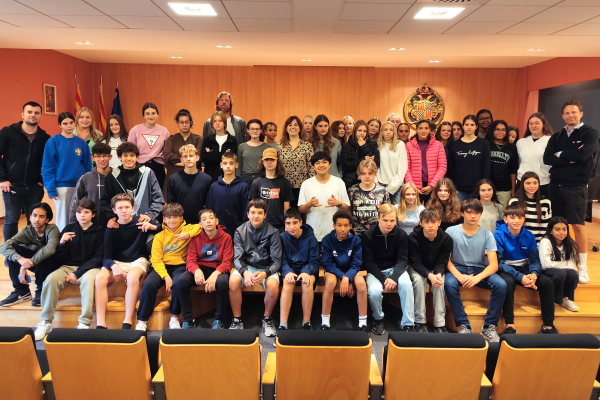 Visiten la Casa Consistorial de Tàrrega els alumnes de Suècia que realitzen un intercanvi d'Erasmus+ amb l'Escola Pia de la ciutat