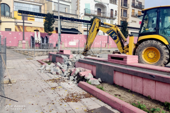 L’Ajuntament de Tàrrega inicia l’enderroc de la font de la plaça de les Nacions sense Estat