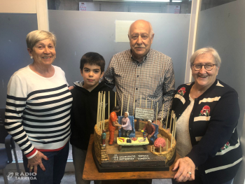 El targarí Pere Nadal regala una escultura de ceràmica a l'Associació Alzheimer de Tàrrega