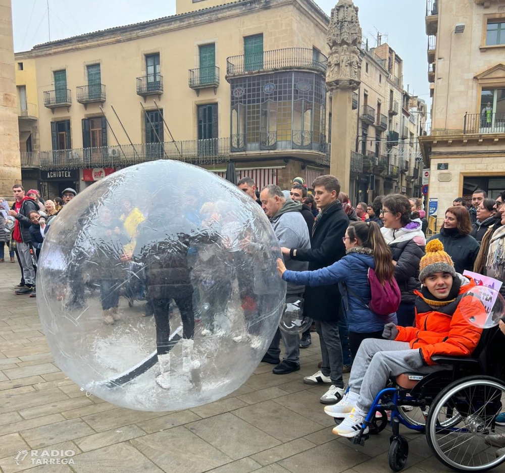 Tàrrega commemora el Dia Mundial de les Persones amb Discapacitat 'petant bombolles de sobreprotecció'