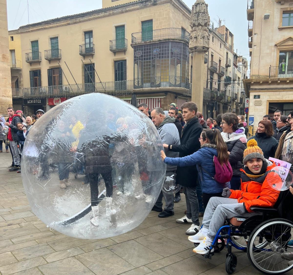 Tàrrega commemora el Dia Mundial de les Persones amb Discapacitat 'petant bombolles de sobreprotecció'