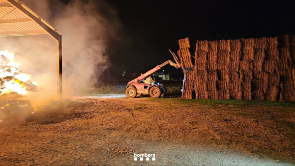 Els Bombers treballen per extingir un incendi afavorit pel vent en un cobert i un magatzem de palla a Anglesola