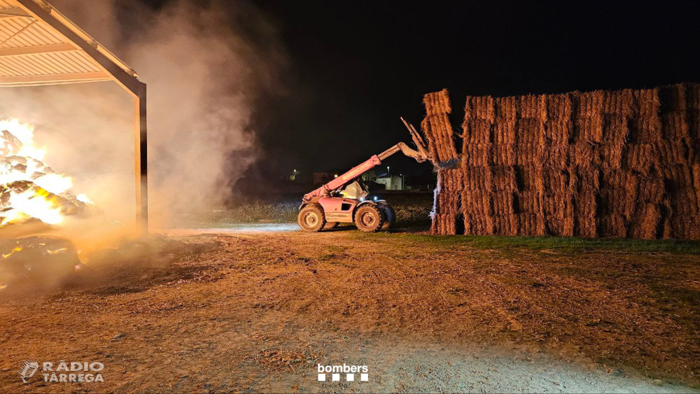 Els Bombers treballen per extingir un incendi afavorit pel vent en un cobert i un magatzem de palla a Anglesola