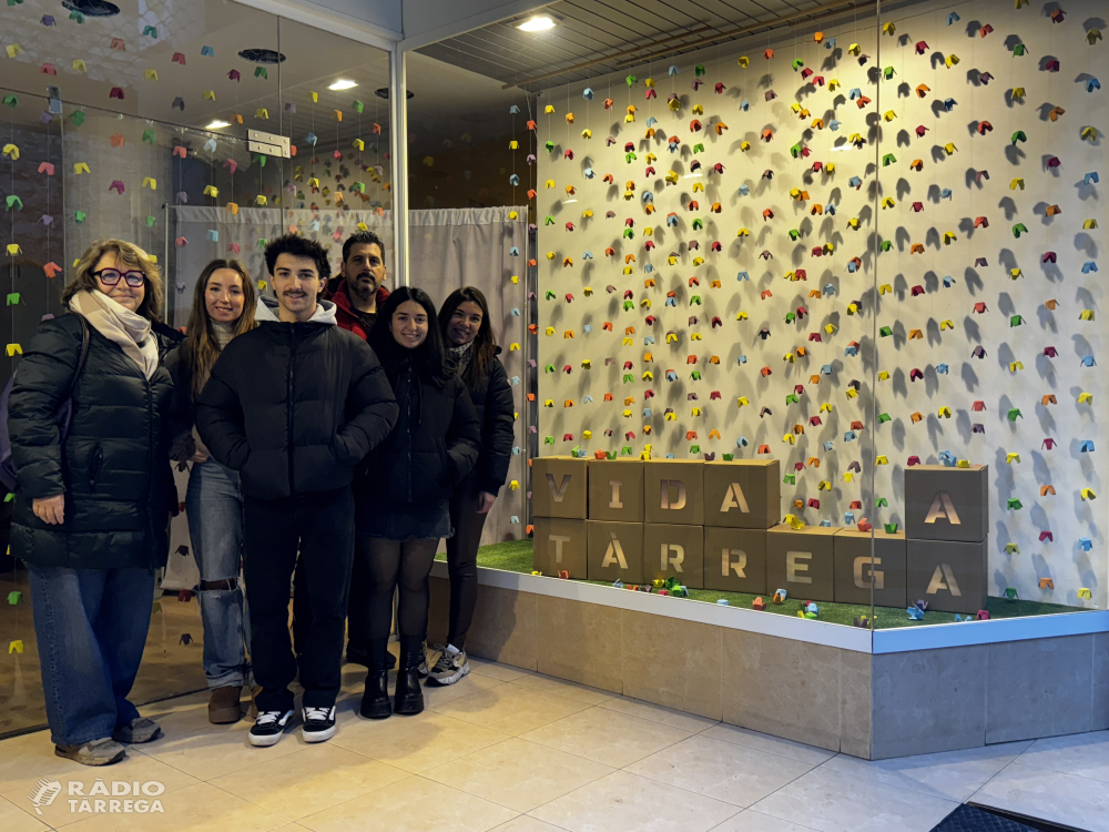 L’Escola d’Art Ondara i l’Ajuntament de Tàrrega col·laboren en la decoració d’aparadors de locals comercials disponibles