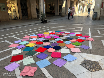 Tàrrega demana la col·laboració ciutadana per teixir un gran tendal de ganxet per a la diada de Sant Jordi