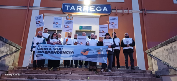 Desenes de persones s'han concentrat aquest matí a l'estació de tren de Tàrrega per protestar en contra de les mancances que pateixen les línies R4 i RL3