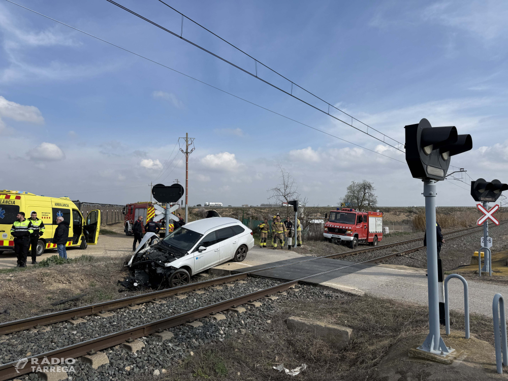 Un cotxe xoca amb un tren de la RL4 en un pas sense barreres a Bellpuig