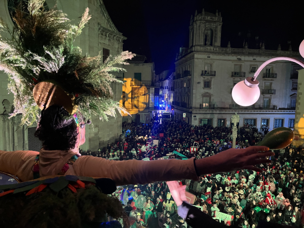 Tàrrega es rendeix a la samba amb un Carnestoltes multitudinari que reuneix més de 1.500 persones a la rua