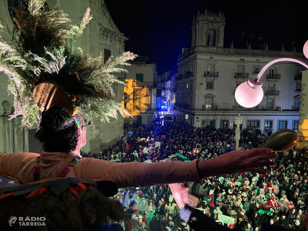 Tàrrega es rendeix a la samba amb un Carnestoltes multitudinari que reuneix més de 1.500 persones a la rua