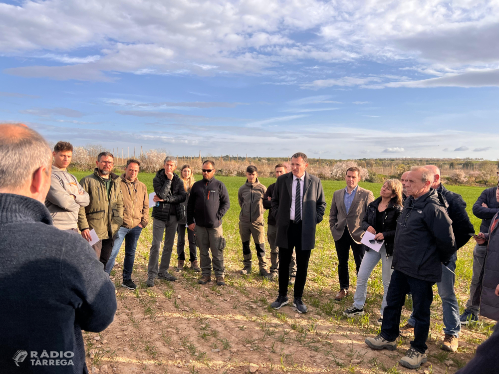 El conseller d'Agricultura, Òscar Ordeig, participa en una jornada de treball de camp a l'Escola Agrària de Tàrrega