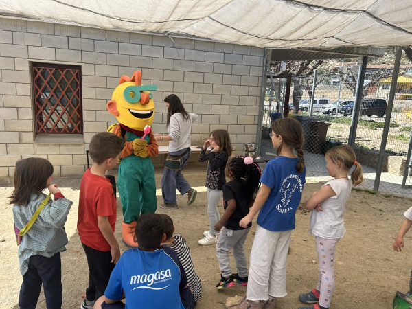 Els infants dels menjadors de Quàlia aprenen a cuidar-se les dents jugant