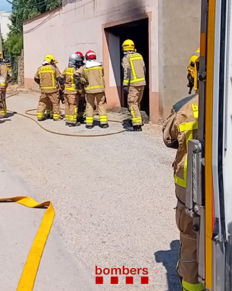 Ferit greu un home en l'incendi d’un garatge a la Fuliola