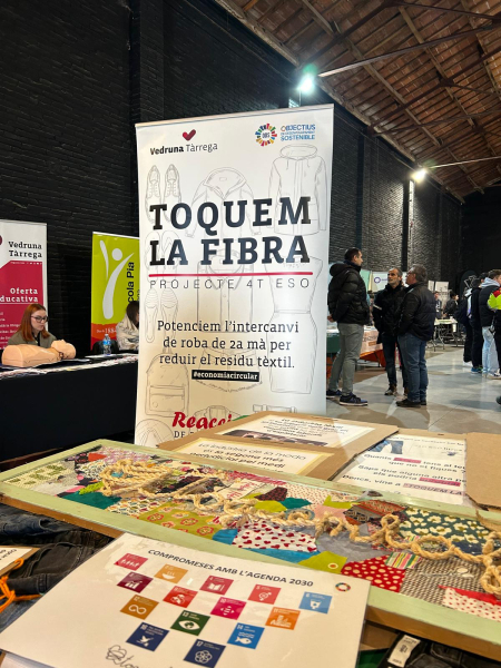 "Toquem la Fibra": un projecte cooperatiu escolar que pren consciència sobre el consum de roba