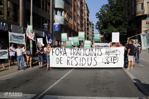 Una cinquantena de persones es manifesten a Lleida contra la planta de biogàs projectada a la Sentiu de Sió
