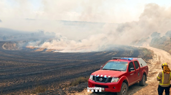 ACTUALITZACIÓ-  Els Bombers controlen la represa de l’incendi a la Segarra