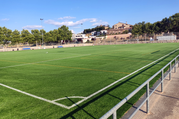 Tàrrega estrena la nova gespa artificial del camp de futbol annex