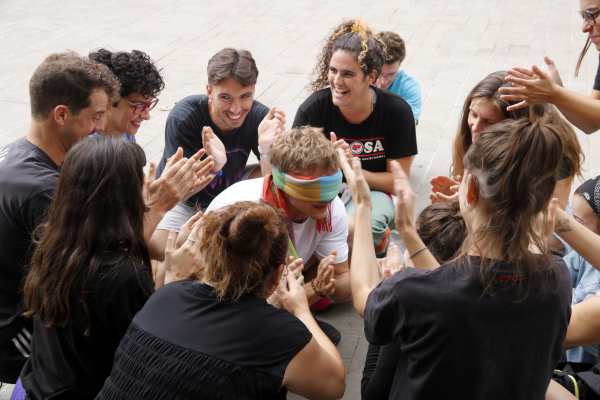 Una vintena d'artistes aprenen tècniques d'arts de carrer a Tàrrega i Cervera de la mà de companyies de renom