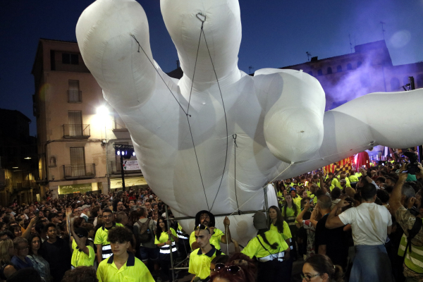Un espectacle de gran format amb 300 voluntaris dona el tret de sortida oficial a Fira Tàrrega 2025