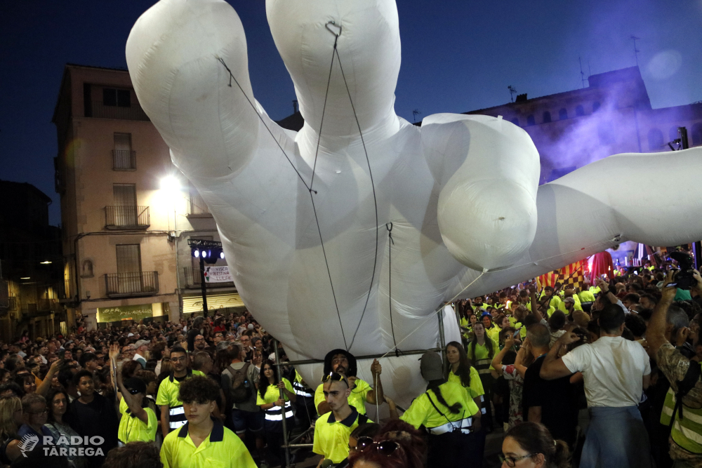 Un espectacle de gran format amb 300 voluntaris dona el tret de sortida oficial a Fira Tàrrega 2025