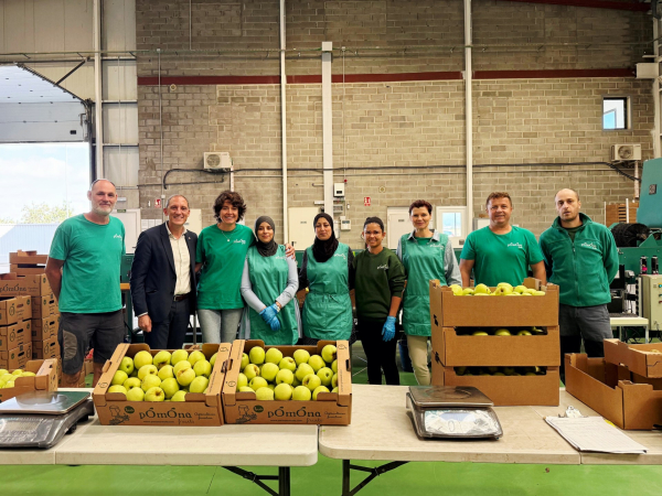 El subdelegat del Govern visita el magatzem de Bellpuig de l’empresa familiar fruitera Pomona Fruits