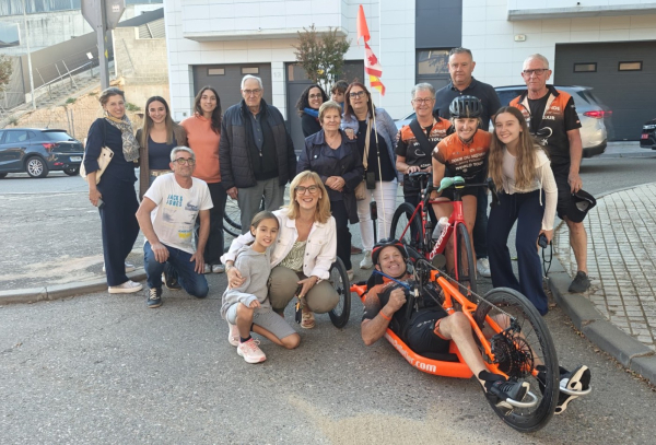 Jimmy Pelletier, l'atleta paralímpic canadenc, fa parada solidària a Tàrrega en la seva volta al món en bicicleta de mà