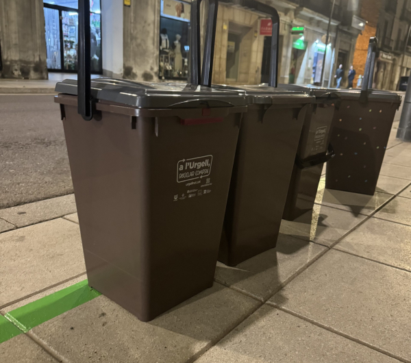 L’Ajuntament de Tàrrega intensifica el control sobre els cubells de residus abandonats a la via pública