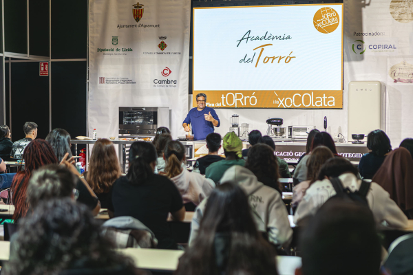 Agramunt dona el tret de sortida a una multitudinària 36a Fira del Torró i la Xocolata a la Pedra