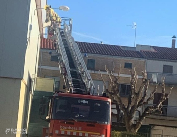 Despreniments a la teulada del pavelló de l'Escola Vedruna de Tàrrega obliguen a tallar la circulació a dos carrers
