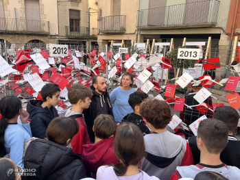 Alumnes de Tàrrega recorden les 1.483 víctimes de la violència masclista amb una instal·lació participativa