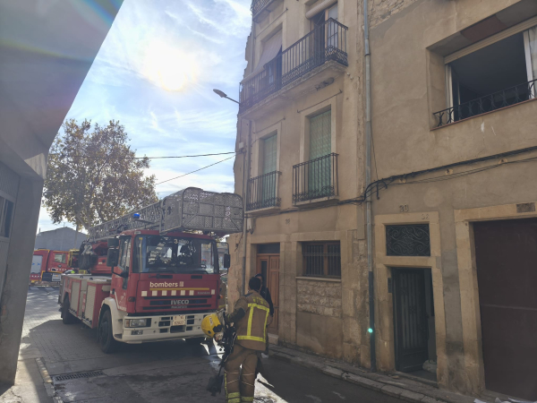 Una persona ferida en un incendi a un immoble al carrer Sant Agustí de Tàrrega