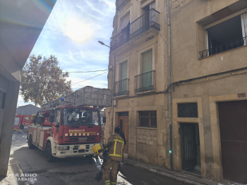Una persona ferida en un incendi a un immoble al carrer Sant Agustí de Tàrrega