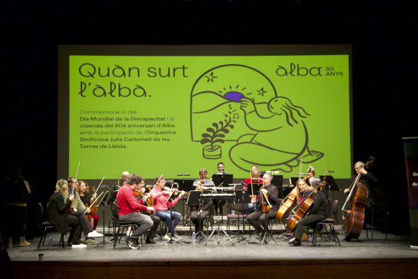 “Quan surt l’alba” omple l’Ateneu de Tàrrega en un concert reivindicatiu i emotiu pel Dia Mundial de la Discapacitat i tanca el 50è aniversari de l’Associació Alba