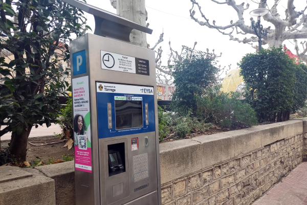 Tàrrega renova els parquímetres de la zona blava, que ja accepten pagaments amb Bizum i targeta